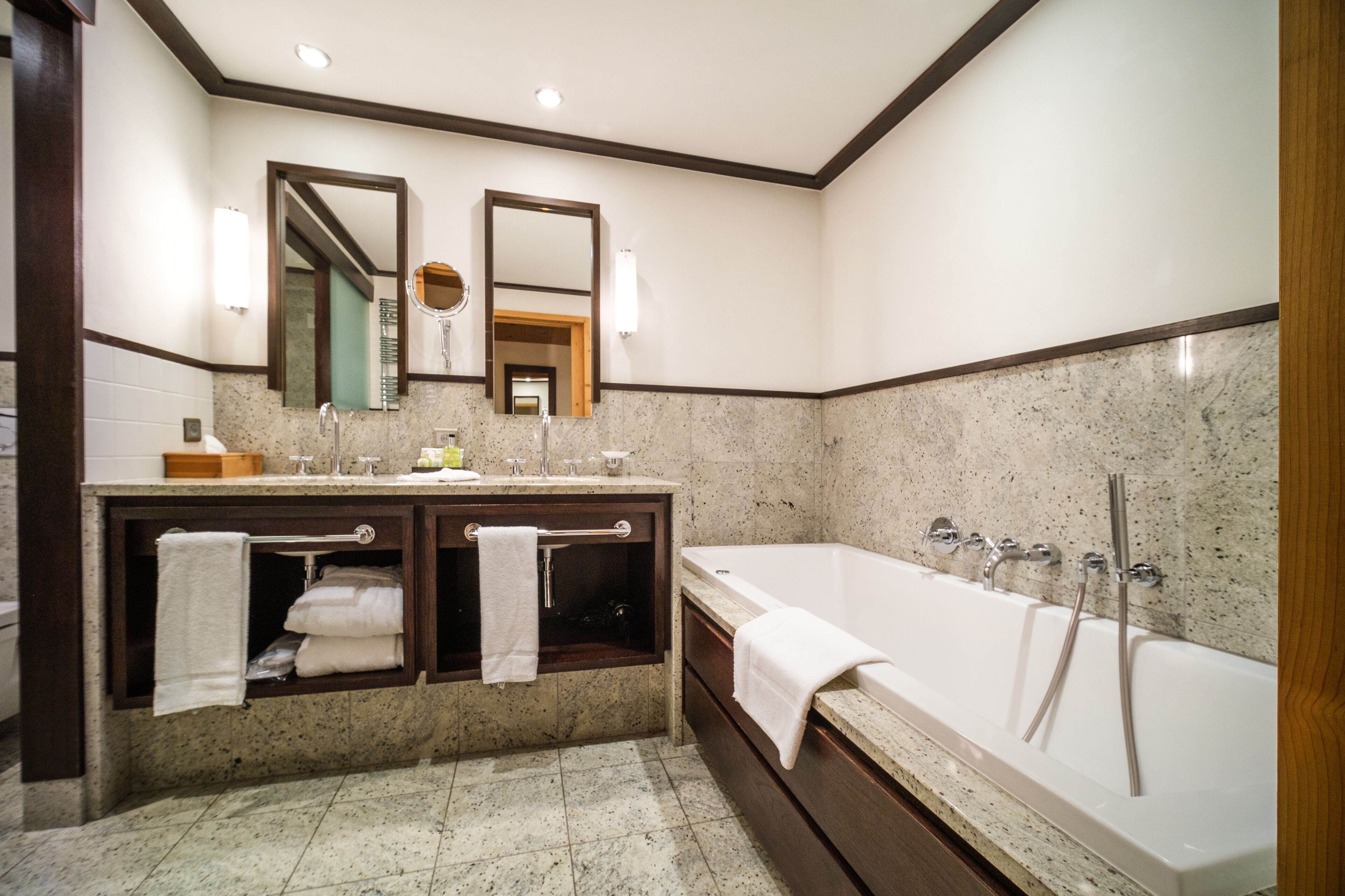 quadruple room | bathroom | combined shower/bathtub, deep-soaking bathtub, free toiletries