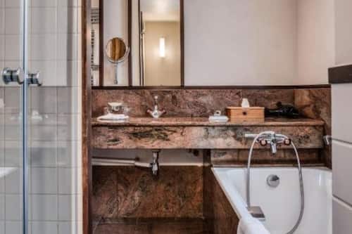 Deluxe-huone | Minibaari, tallelokero huoneessa, yksilöllisesti sisustettu