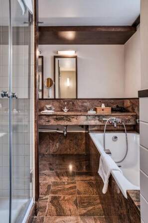 Minibar, coffres-forts dans les chambres, décoration personnalisée