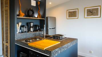 Geladeira, micro-ondas, fogão, cooktop