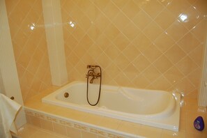 Einzelzimmer, eigenes Bad (Not in Room) | Badezimmer | Kostenlose Toilettenartikel, Haartrockner, Bidet, Handtücher