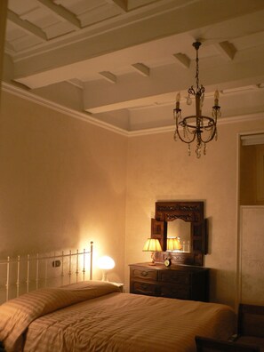 Habitació individual, bany privat (Not in Room) | Cortines opaques, planxa i posts de planxar i llits addicionals