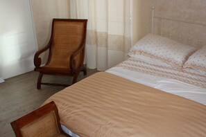 Enkeltrom, privat bad (Not in Room) | Blendingsgardiner, strykejern/-brett og ekstrasenger (mot et tillegg)