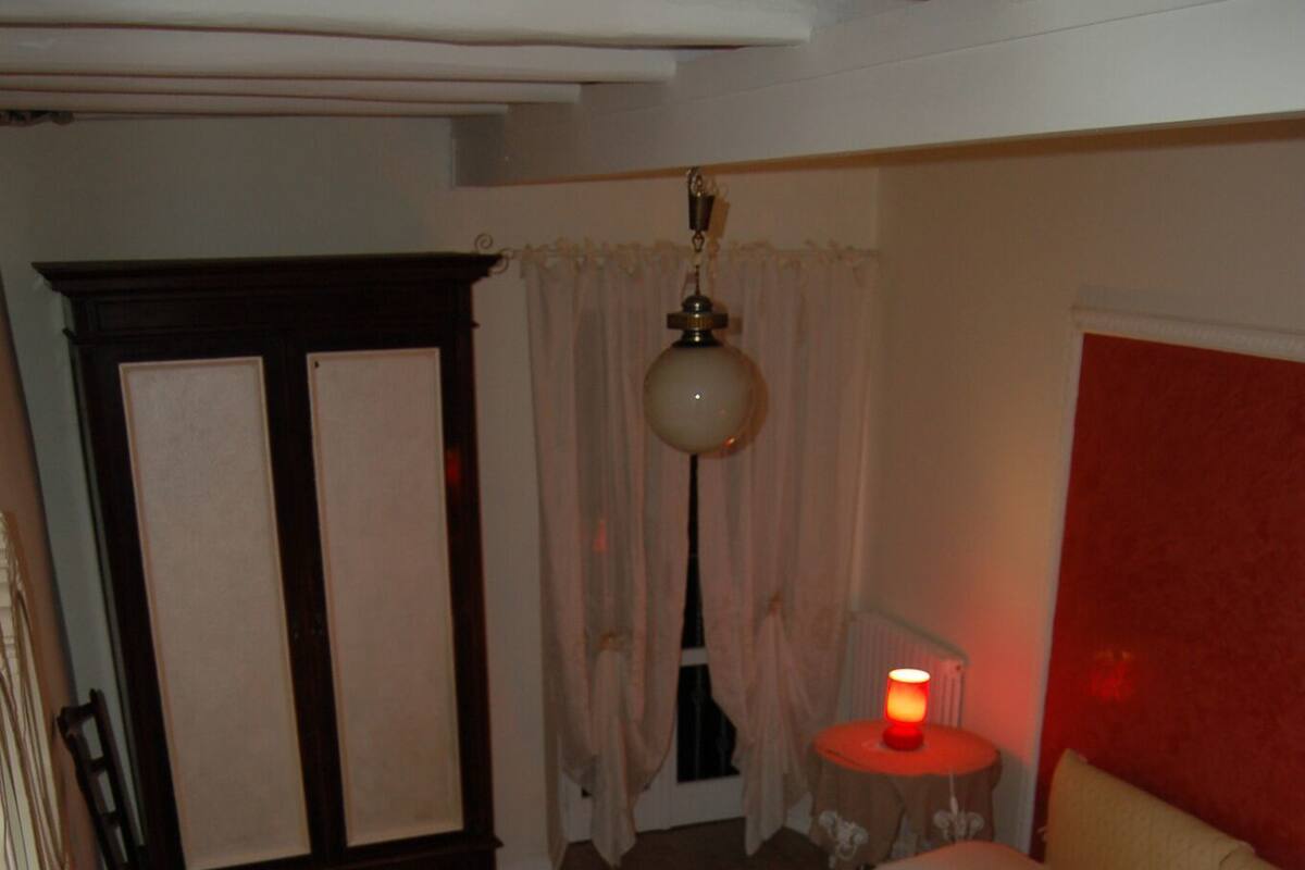 Cortinas blackout y tabla de planchar con plancha 