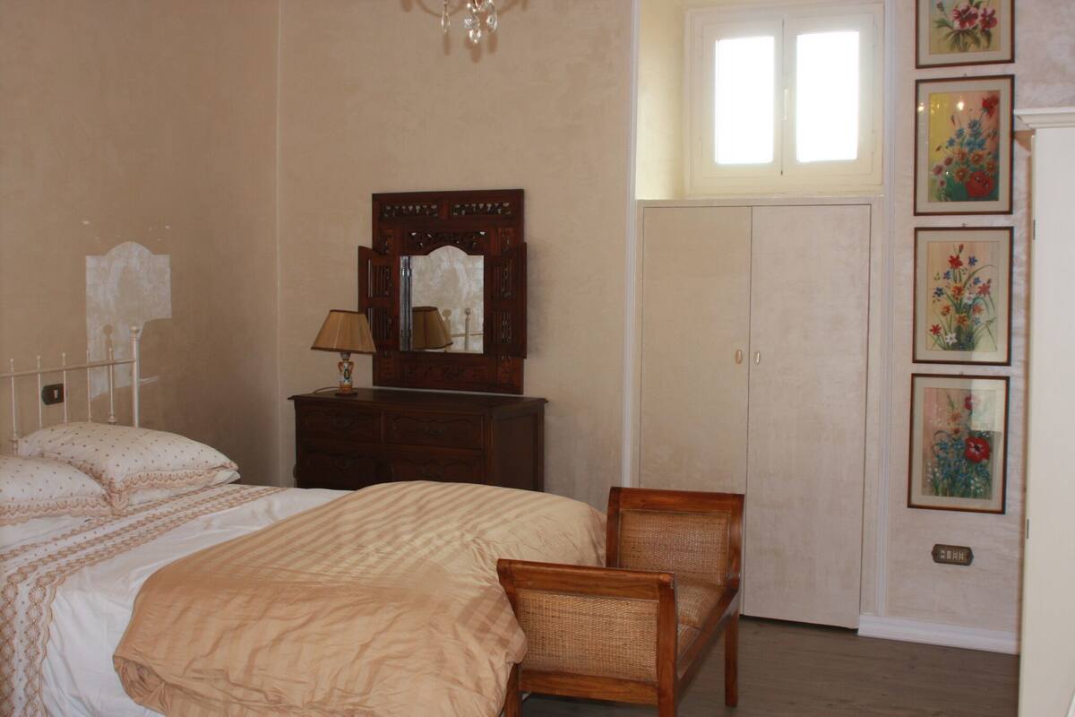 Cortinas blackout y tabla de planchar con plancha 
