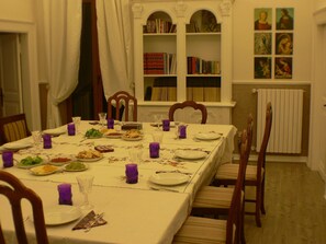 Esmorzar diari d'estil bufet gratuït