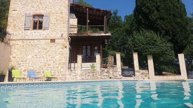 A stone building with a pool, a balcony, and a large tree. - PROVENCE stone house with private pool (Lorgues)