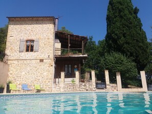 A stone building with a pool, a balcony, and a large tree. - PROVENCE stone house with private pool (Lorgues)