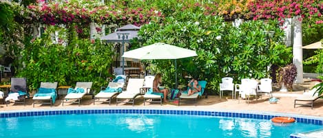 2 bares o lounges, bar en la alberca, bar junto a la alberca