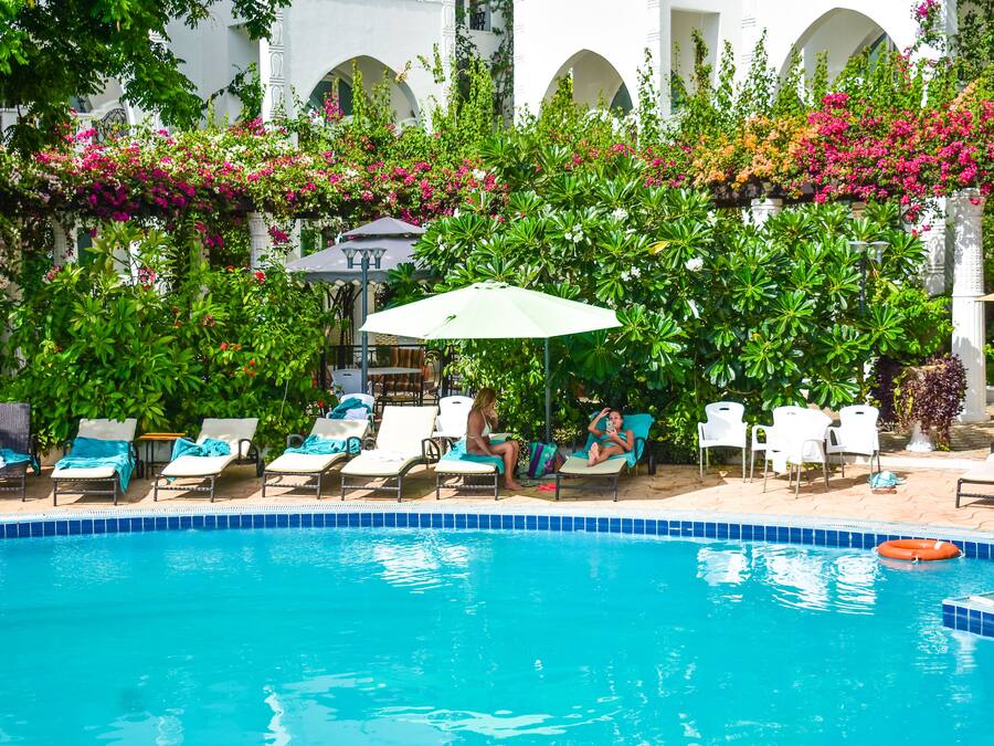 2 bars/lounges, swim-up bar, poolside bar