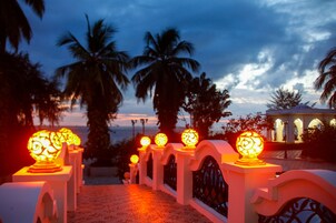 住宿正面 - 傍晚/夜晚