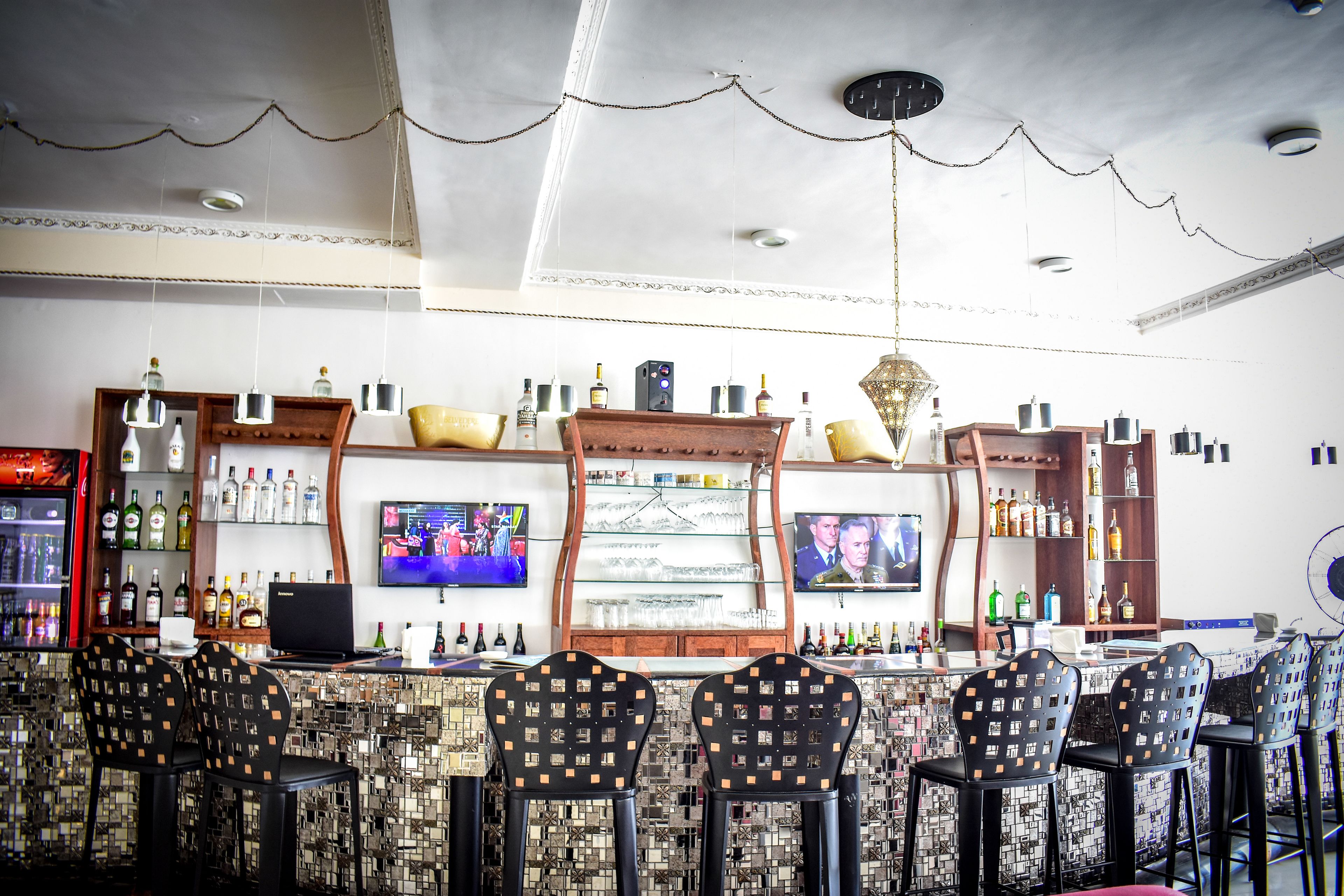 2 bars/lounges, swim-up bar, poolside bar