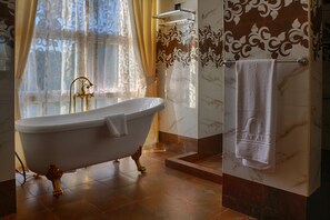 Presidential Suite with Sea View | Banheiro | Chuveiro, produtos de toalete grátis, secador de cabelo, chinelos
