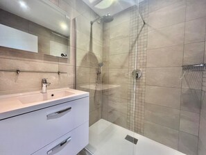Douche, articles de toilette gratuits, sèche-cheveux