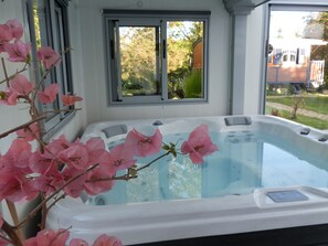 Indoor spa tub - ROULOTTE GITE JACUZZI HEATED COVERED PRIVATE POOL AND SAUMUR DOUE (Doué-En-Anjou)