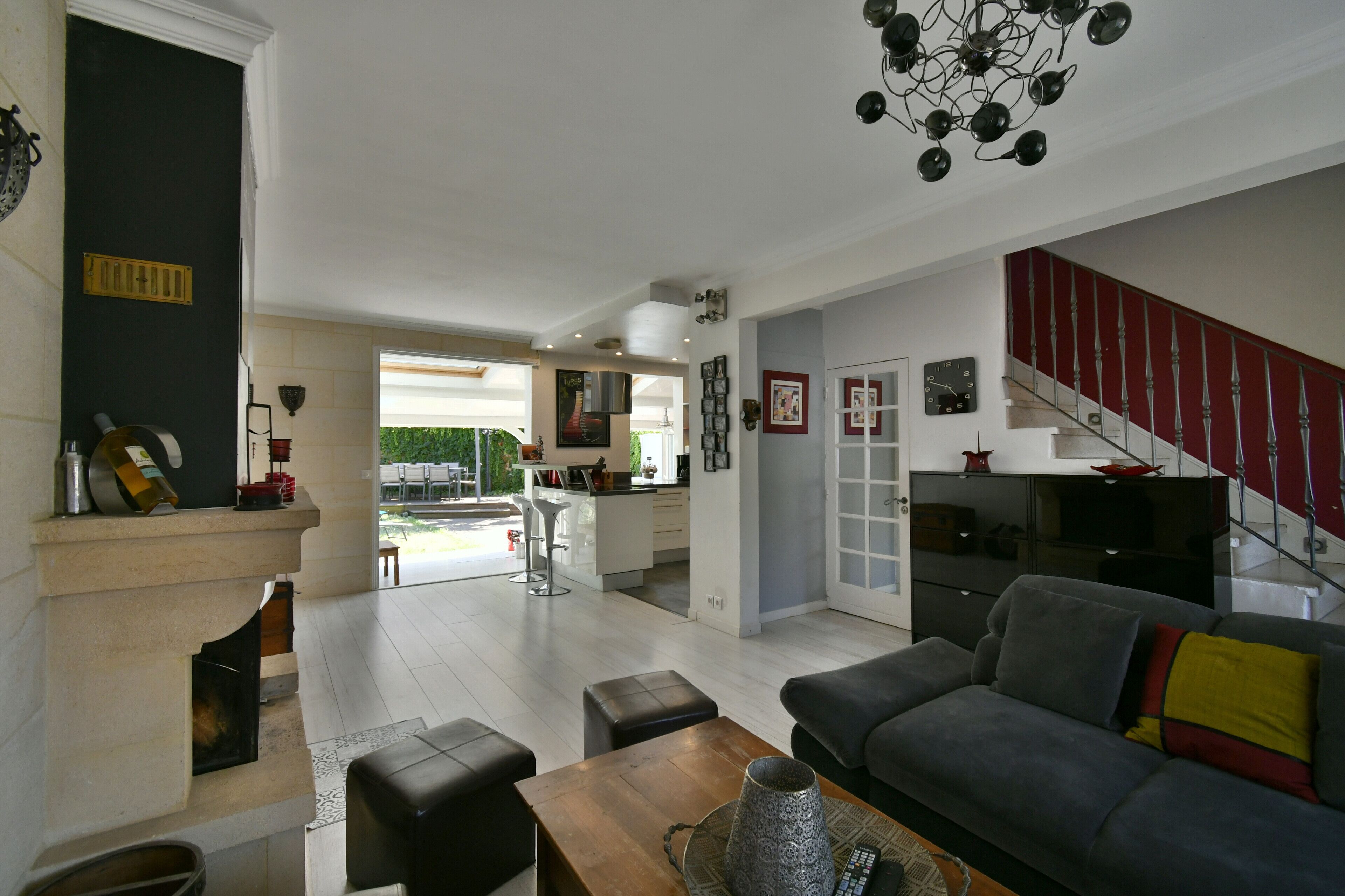 TV connectée, cheminée, table de tennis de table, livres