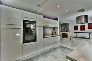 雪櫃、微波爐、焗爐、爐具