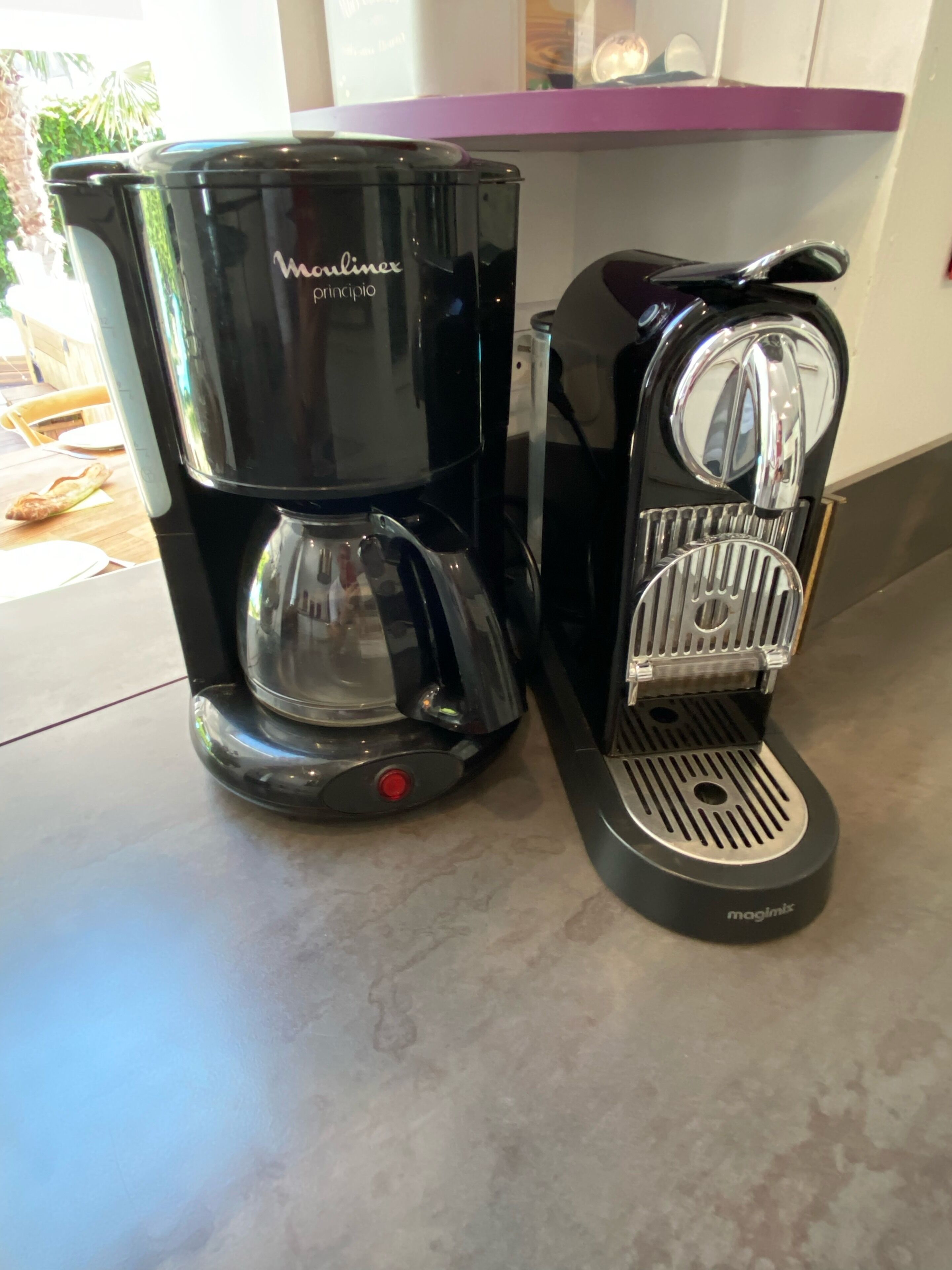 Une cafetière classique a filtres ( fournis ) et une Nespresso à capsules. 