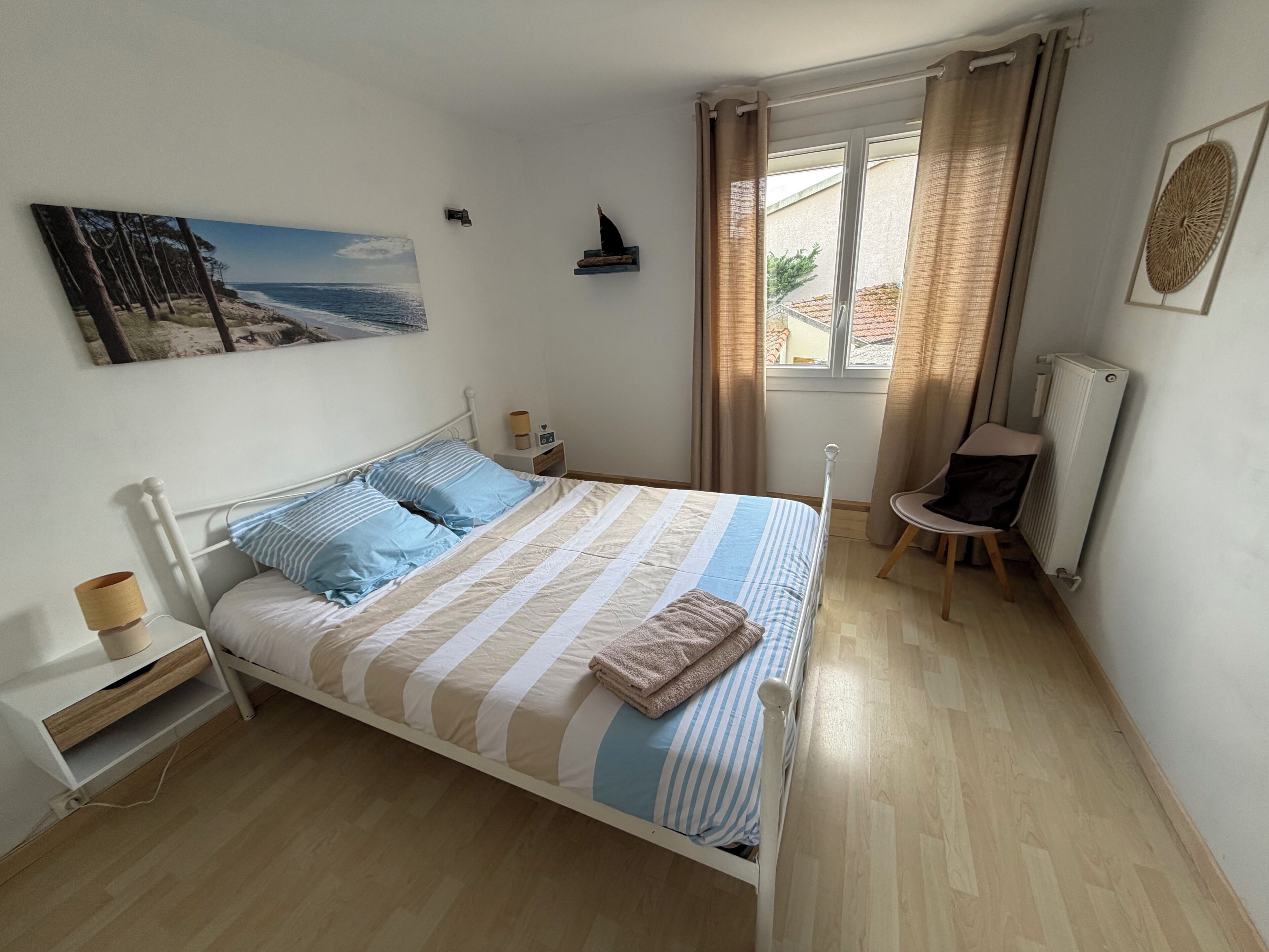 À l’étage , une deuxième chambre ambiance bassin d’Arcachon avec lit queen size