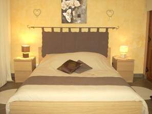 1 dormitorio, tabla de planchar con plancha, wifi y ropa de cama