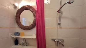 Badewanne, Haartrockner, Handtücher, Seife