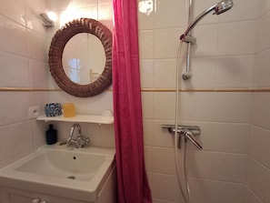 Baignoire, sèche-cheveux, serviettes fournies, savon