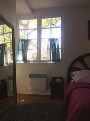 4 bedrooms, iron/ironing board, free WiFi, bed sheets