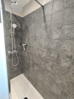 Baignoire, sèche-cheveux, savon, shampoing