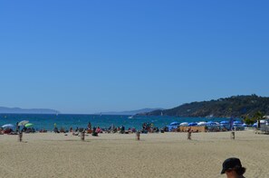 På stranden og solsenger