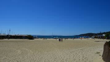 Plage, chaises longues