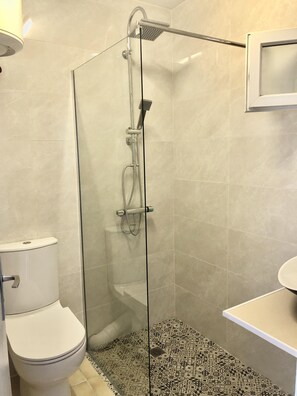 Sèche-cheveux, papier toilette