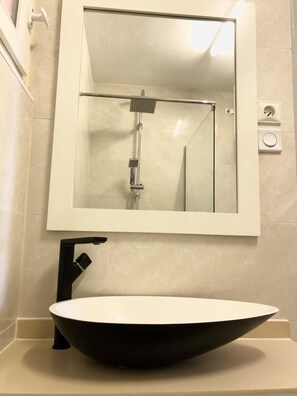 Sèche-cheveux, papier toilette