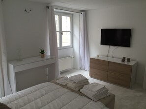 3 chambres, fer et planche à repasser, Wi-Fi, draps fournis