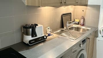 Een koelkast, een microgolfoven, een oven, een kookplaat