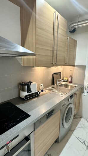 Réfrigérateur, micro-ondes, four, plaque de cuisson