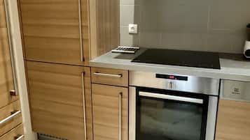 Frigorífico, microondas, horno y placa de cocina