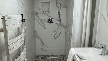 Baignoire, sèche-cheveux, serviettes fournies, savon