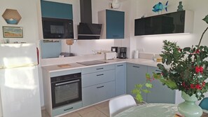 Fridge, microwave, oven, stovetop - F3 APARTMENT WITH SEA VIEW (Granville)