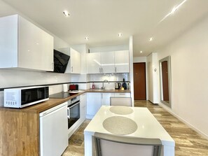 Réfrigérateur, micro-ondes, plaque de cuisson, lave-vaisselle