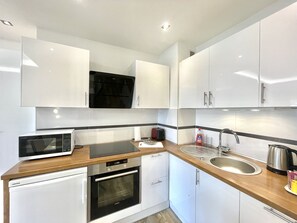Fridge, microwave, stovetop, dishwasher - Studio Grand Hotel Croisette (Cannes)