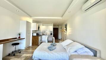 Tabla de planchar con plancha, wifi y ropa de cama