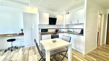 Refrigerador, microondas, parrilla de estufa y lavavajillas