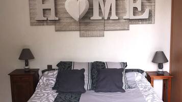 3 chambres, bureau, fer et planche Ă repasser, lit parapluie