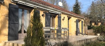 Sjarmerende hytte med privat basseng i Black Périgord 