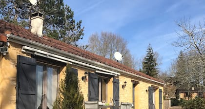 Viehättävä mökki yksityisellä uima-altaalla Black Périgordissa