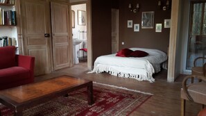 10 quartos, acesso à internet, roupa de cama