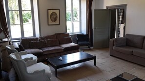 Lareira, DVD player, livros, aparelho de som