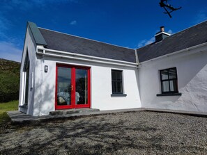 Exterior - SUPERB COTTAGE ON 9 ACRES PROPERTY (Oughterard)