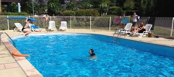 Espalion, pleasant studio for 2 people, heated swimming pool, ideal for couples.