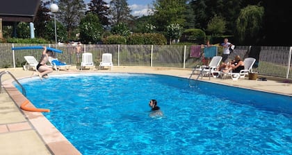 Espalion, agréable studio pour 2 personnes, piscine chauffée, idéal en couple.